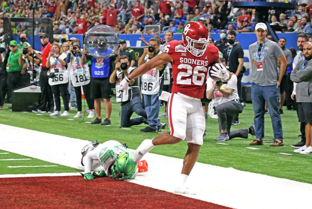 Oklahoma’s Kennedy Brooks paces offense in Alamo Bowl win over Oregon