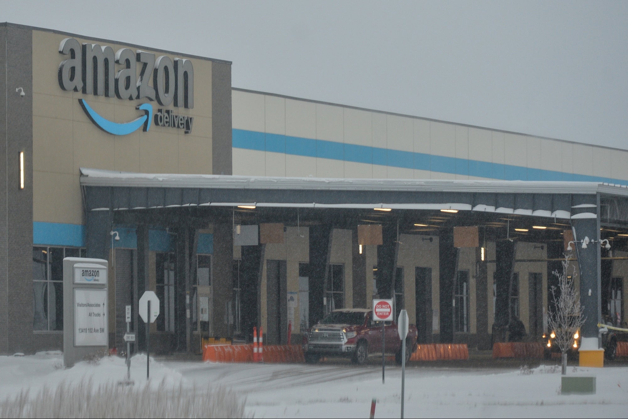 Some Amazon Employees Say They Struggled to Get Compensation and Time Off After Being Injured at Work: Report - Vimarsana News