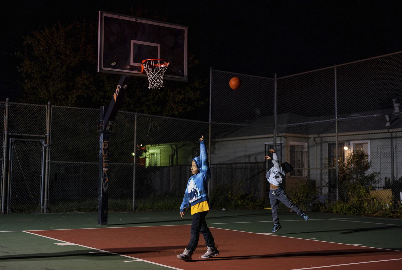 These Oaklanders overcame fear and gathered in a park known for shootings. Will it help reduce violent crime? - Vimarsana News