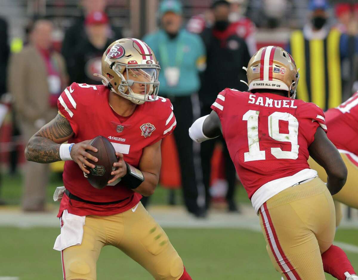 Trey Lance (5) drops back in the first half as the San Francisco 49ers played the Houston Texans at Levi’s Stadium in Santa Clara, Calif., on Sunday, January 2, 2022.