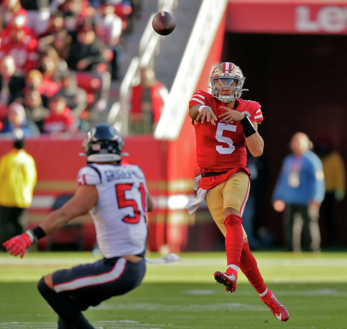 Trey Lance (5) throws in the first half as the San Francisco 49ers played the Houston Texans at Levi’s Stadium in Santa Clara, Calif., on Sunday, January 2, 2022.