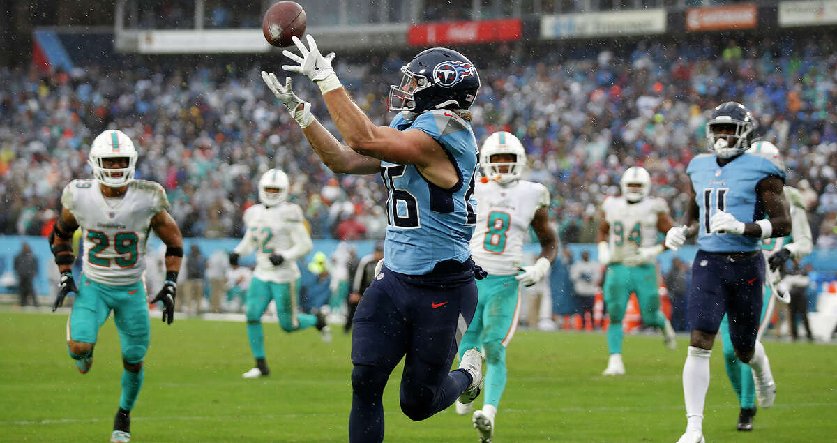 Anthony Firkser (86) of the Tennessee Titans catches the ball for a touchdown during the fourth quarter against the Miami Dolphins at Nissan Stadium on January 02, 2022, in Nashville, Tennessee. (Silas Walker/Getty Images/TNS)