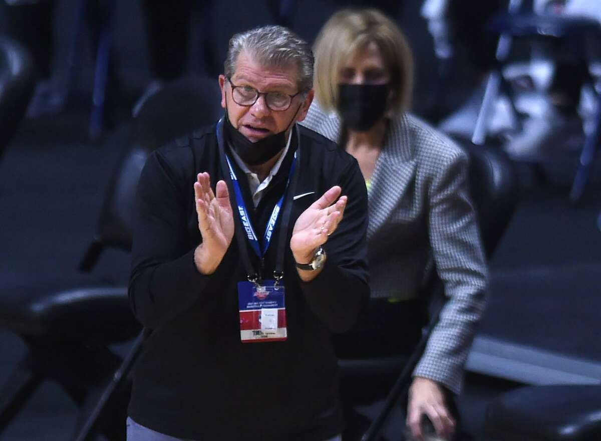 Geno Auriemma fires back at former Notre Dame coach: 'I guess Muffet's  bored'