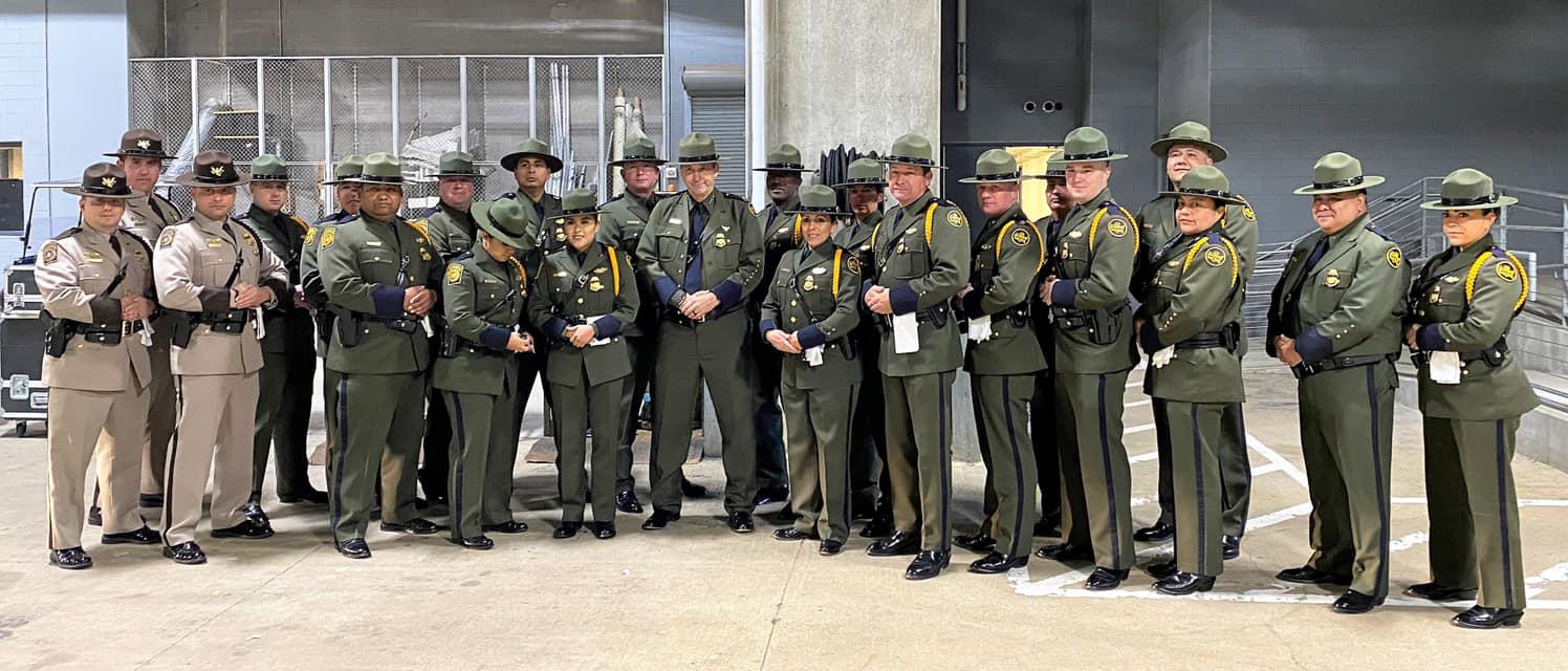 Laredo agents among first responders honored during Cowboys game - Vimarsana News
