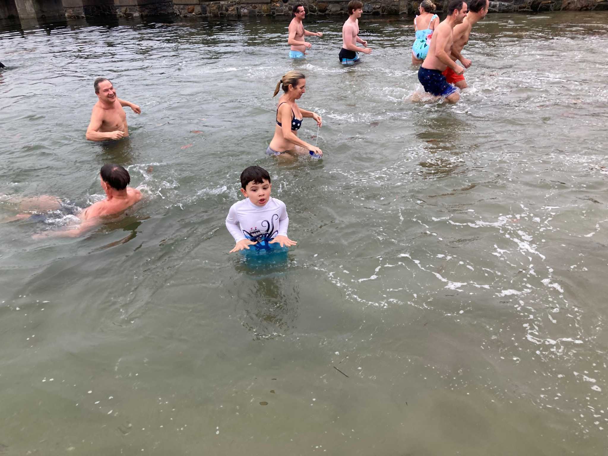 Darien's Noroton Yacht Club holds first charity polar plunge: 'basically fall in the water and rush out' - Vimarsana News