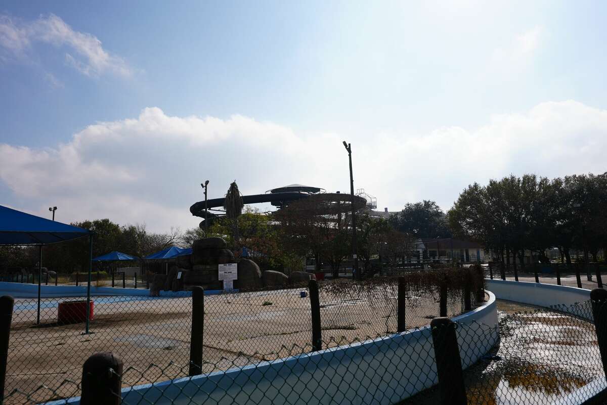 Photos of decaying Splashtown make one last wave online