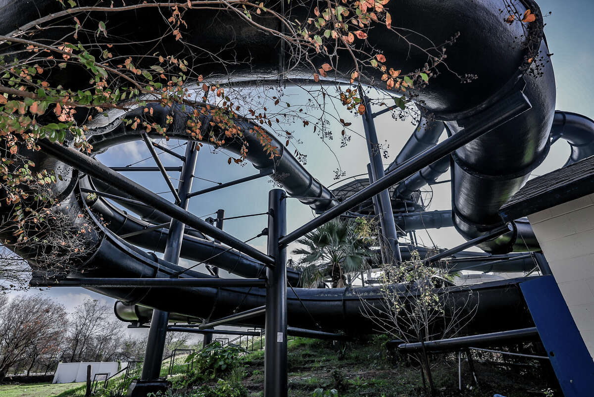 Photos of decaying Splashtown make one last wave online