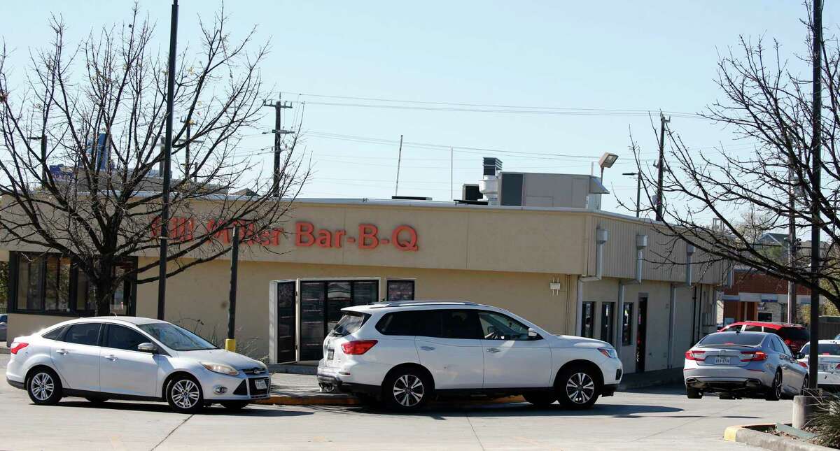 Cars line up for drive-thru and curbside service at the Bill Miller Bar-B-Q restaurant on Babcock and Huebner roads on Jan. 4, 2022.
