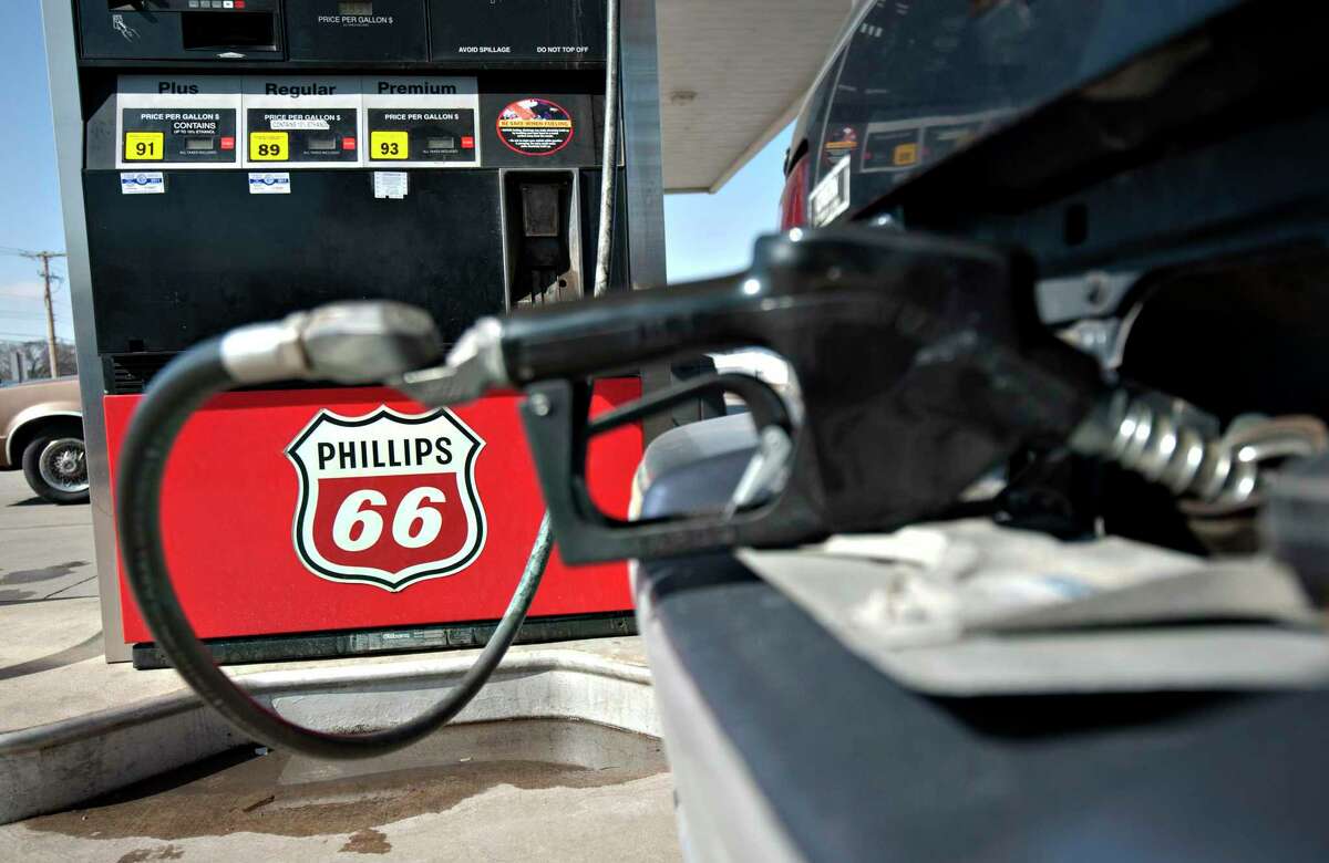 Phillips 66 reported rebounding earnings during the fourth quarter, even as it reported a year-over-year decline in net income for the full year.