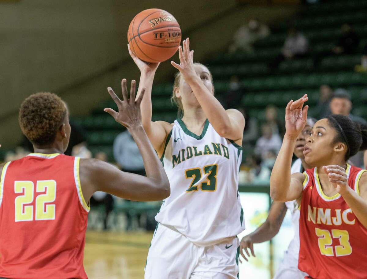 Midland College's Bella Green drives to the basket betweeen New Mexico Junior College's Mariana Sow and Danna Grenald 01/06/2022 at the Chaparral Center. Tim Fischer/Reporter-Telegram