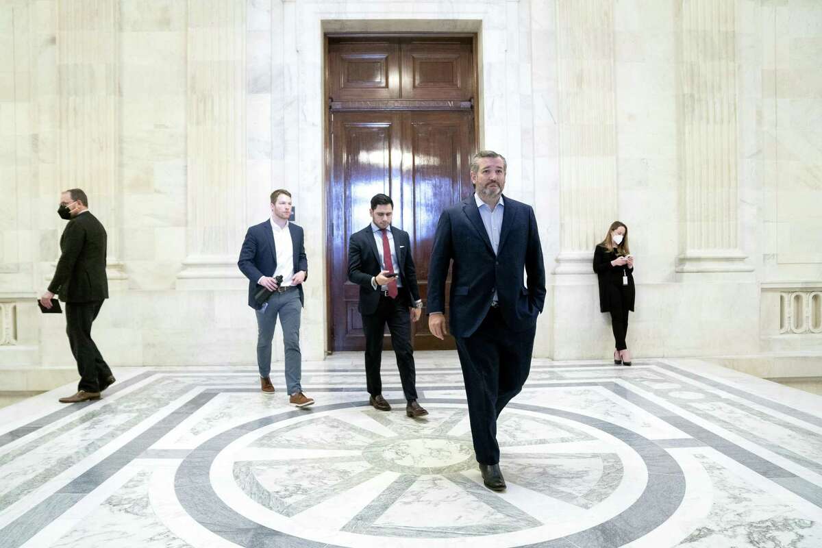 Senator Ted Cruz, a Republican from Texas, center, departs Senate Republican policy luncheons at the Russell Senate Office building in Washington, D.C., U.S., on Tuesday, Jan. 4, 2022. Senate Democrats began their new year seeking a path forward on the White House's stalled domestic economic agenda, hoping to pass a slimmed-down version before midterm election campaigns begin. Photographer: Stefani Reynolds/Bloomberg