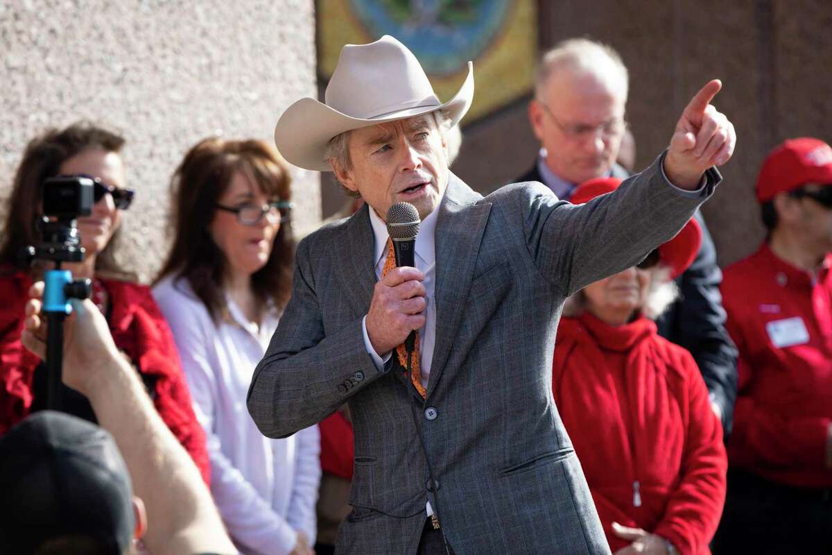 El exsenador Donald Huffines, un ex miembro del Senado de Texas, habla a una multitud durante una campaña de prioridades legislativas organizada por el Partido Republicano de Texas en Austin, el 9 de enero de 2021.