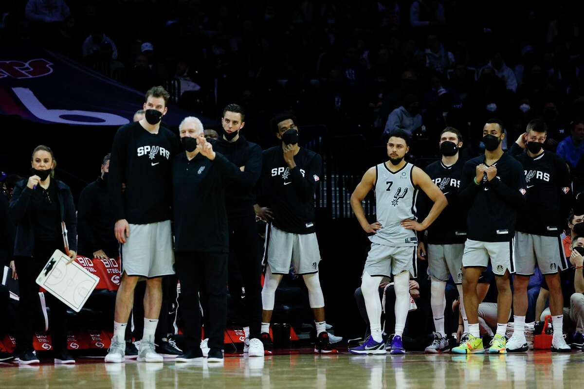 PHILADELPHIA, PENNSYLVANIA - JANUARY 07: The San Antonio Spurs look on during the third quarter at Wells Fargo Center on January 07, 2022 in Philadelphia, Pennsylvania. NOTE TO USER: User expressly acknowledges and agrees that, by downloading and or using this photograph, User is consenting to the terms and conditions of the Getty Images License Agreement. (Photo by Tim Nwachukwu/Getty Images)
