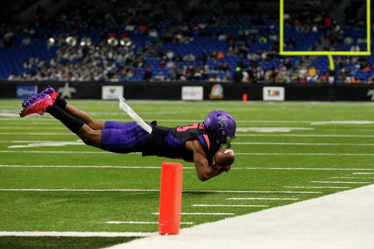 West’s Jaylon Gulibeau (13) of Memorial High School in Prt Arthur, Texas, narrowly misses an interception in the East team’s end zone during the fourth quarter of the 2022 All-American Bowl high school all-star game at the Alamodome in San Antonio, Texas, Saturday, Jan. 8, 2022. West defeated East 34-14.