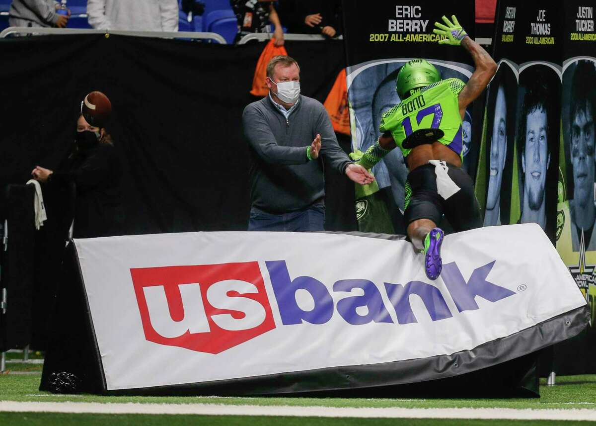 East’s Isaiah Bond of Buford High School in Buford, Ga., misses a pass and flies off the field during the fourth quarter in the 2022 All-American Bowl high school all-star game at the Alamodome in San Antonio, Texas, Saturday, Jan. 8, 2022. West defeated East 34-14.