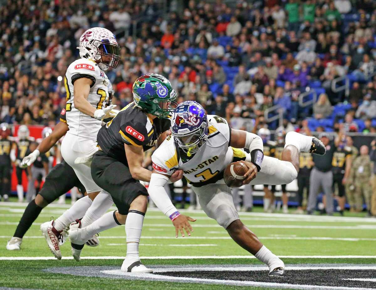 Team Black’s A.J. Ayala sacks Team Gold quarterback Rashawn Galloway for a safety in first half action on Saturday, Jan. 8, 2022 at the Alamodome.