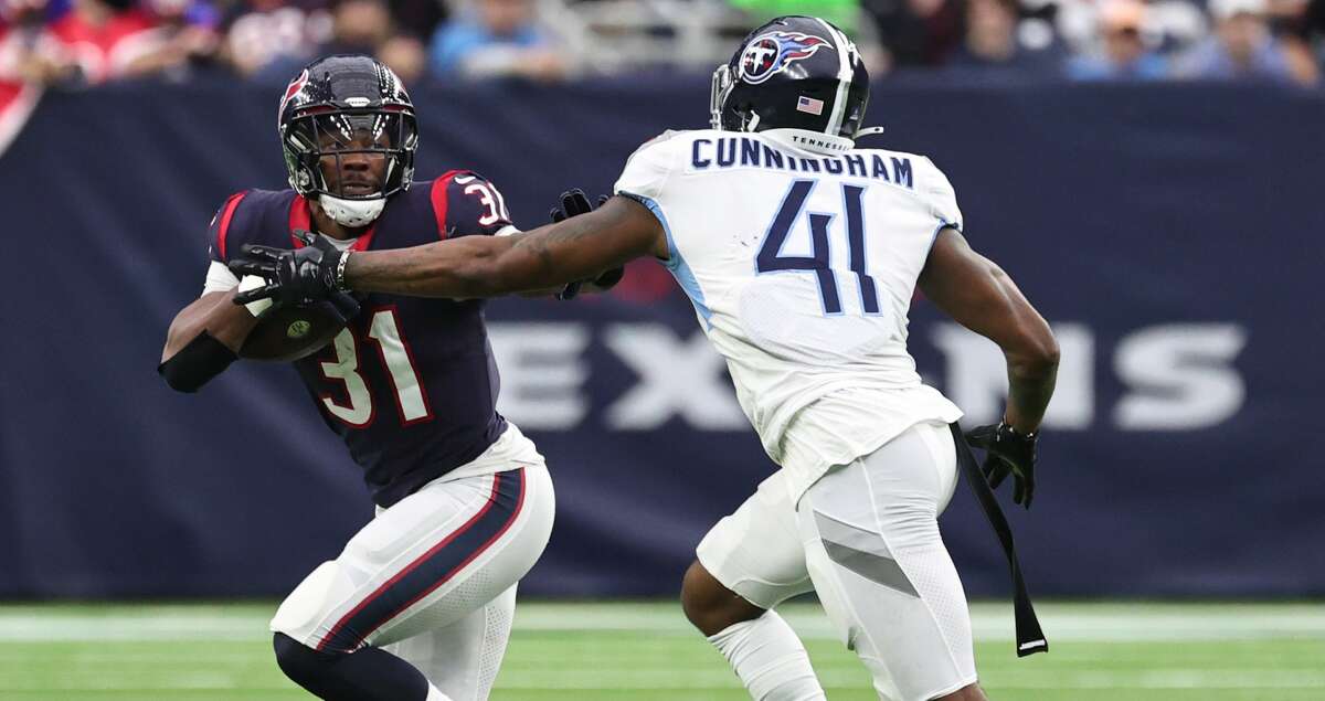 Houston, Texas, USA. 1st Nov, 2015. Tennessee Titans linebacker Steven  Johnson (52) prays prior to an NFL game between the Houston Texans and the  Tennessee Titans at NRG Stadium in Houston, TX