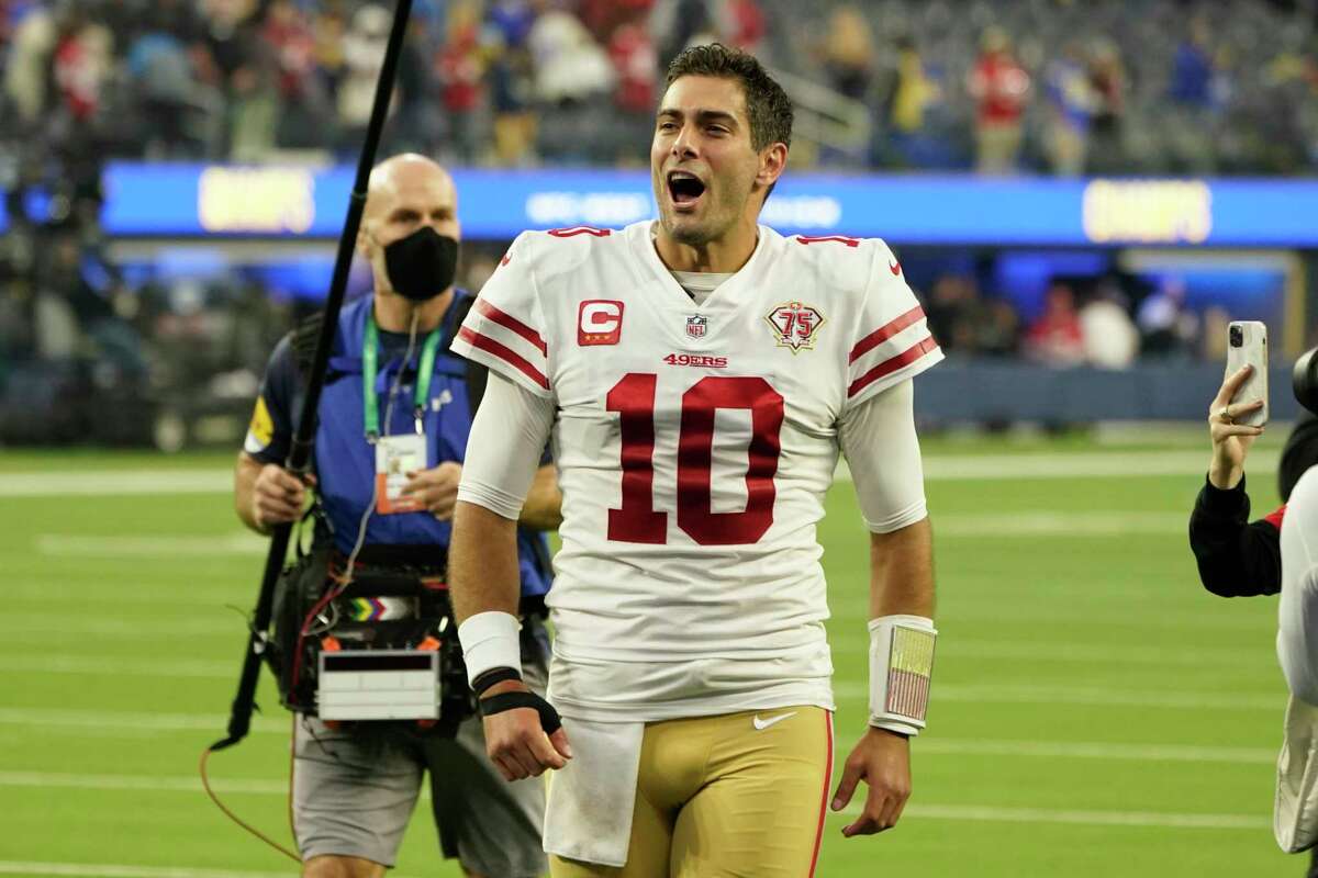 San Francisco 49ers gynėjas Jimmy Garoppolo palieka aikštę po to, kai sausio mėnesį 27:24 nugalėjo Los Andželo „Rams“. 9, 2022, Inglewood mieste, Kalifornijoje.