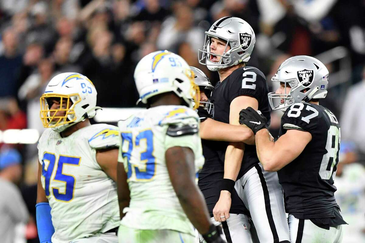 Daniel Carlson's field goal lifts Raiders over Chargers with