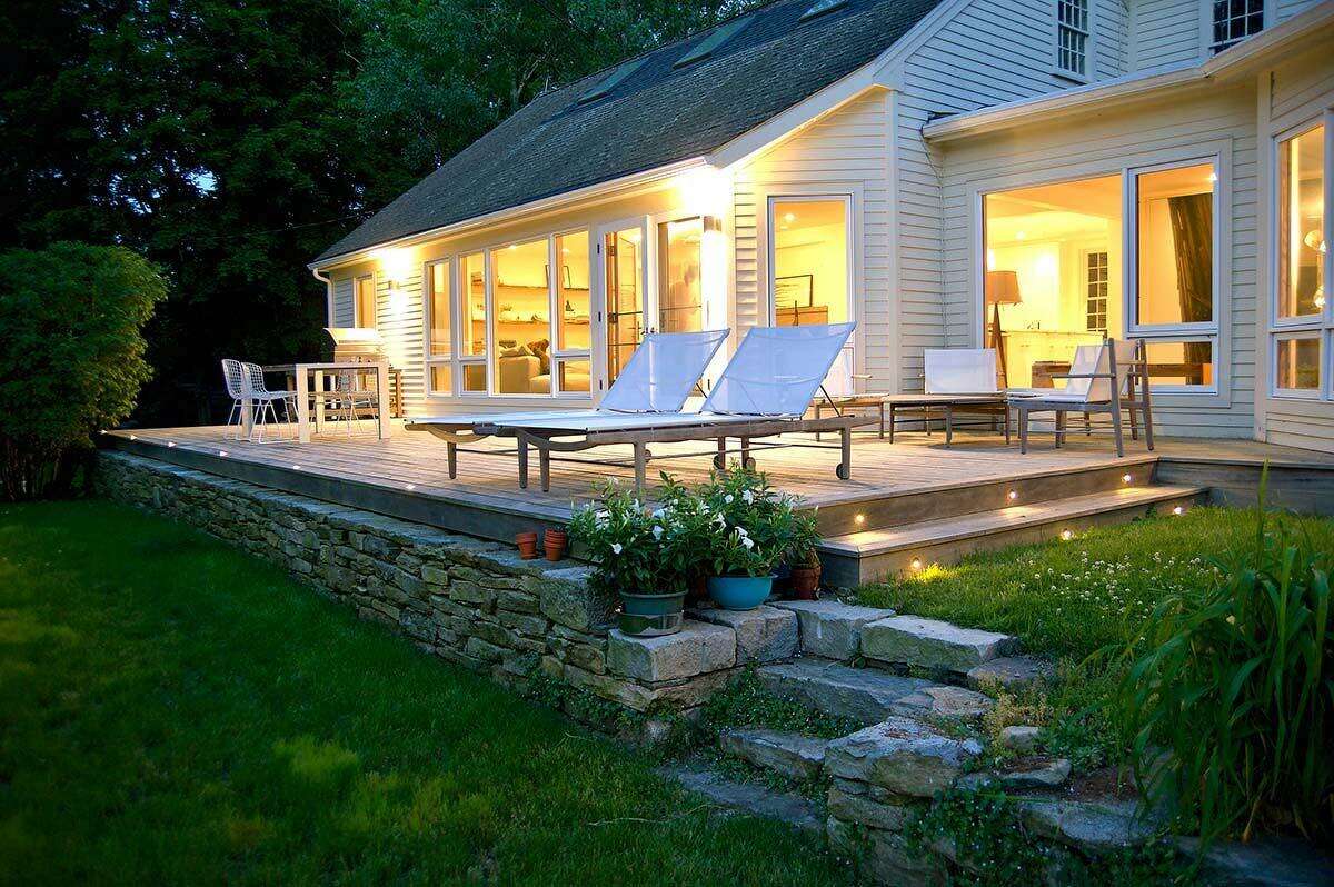 The outdoors played an important role in the design. A deck was built above an existing stone wall, a touch marked with intentionality. 