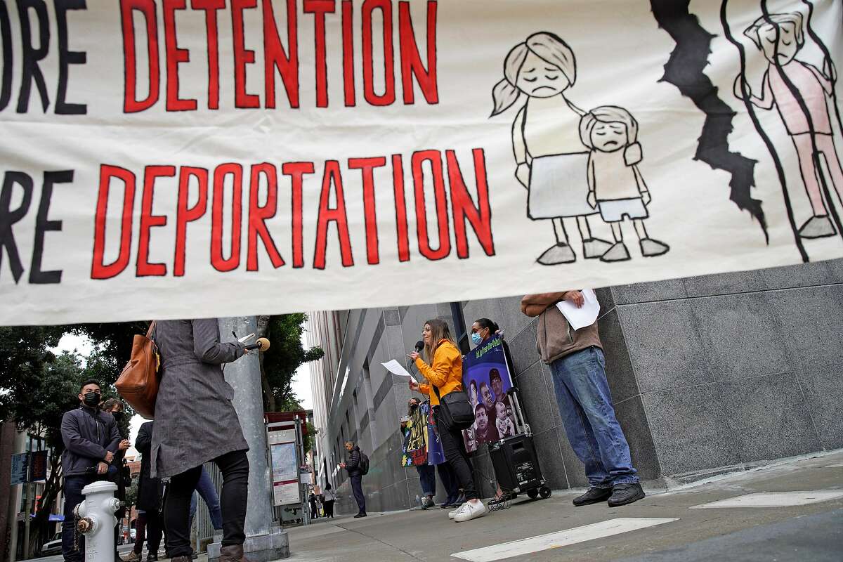 劳拉·杜阿尔特·贝特曼12月在旧金山美国移民和海关执法局大楼外向抗议者发表讲话。有传言称，马里斯维尔的尤巴县监狱将恢复接收联邦政府想要驱逐的新移民囚犯，随后组织了这次抗议活动。