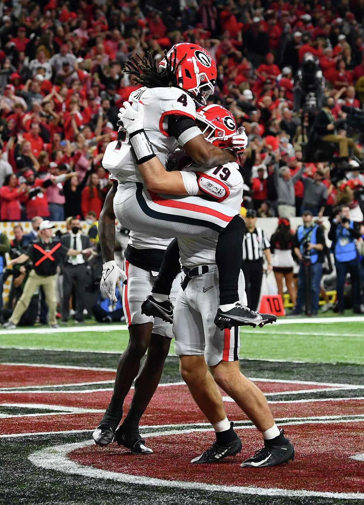 INDIANAPOLIS, INDIANA - JANUARY 10: Brock Bowers #19 of the Georgia Bulldogs reacts to scoring a touchdown with teammates in the fourth quarter against the Alabama Crimson Tide during the 2022 CFP National Championship Game at Lucas Oil Stadium on January 10, 2022 in Indianapolis, Indiana. (Photo by Emilee Chinn/Getty Images)