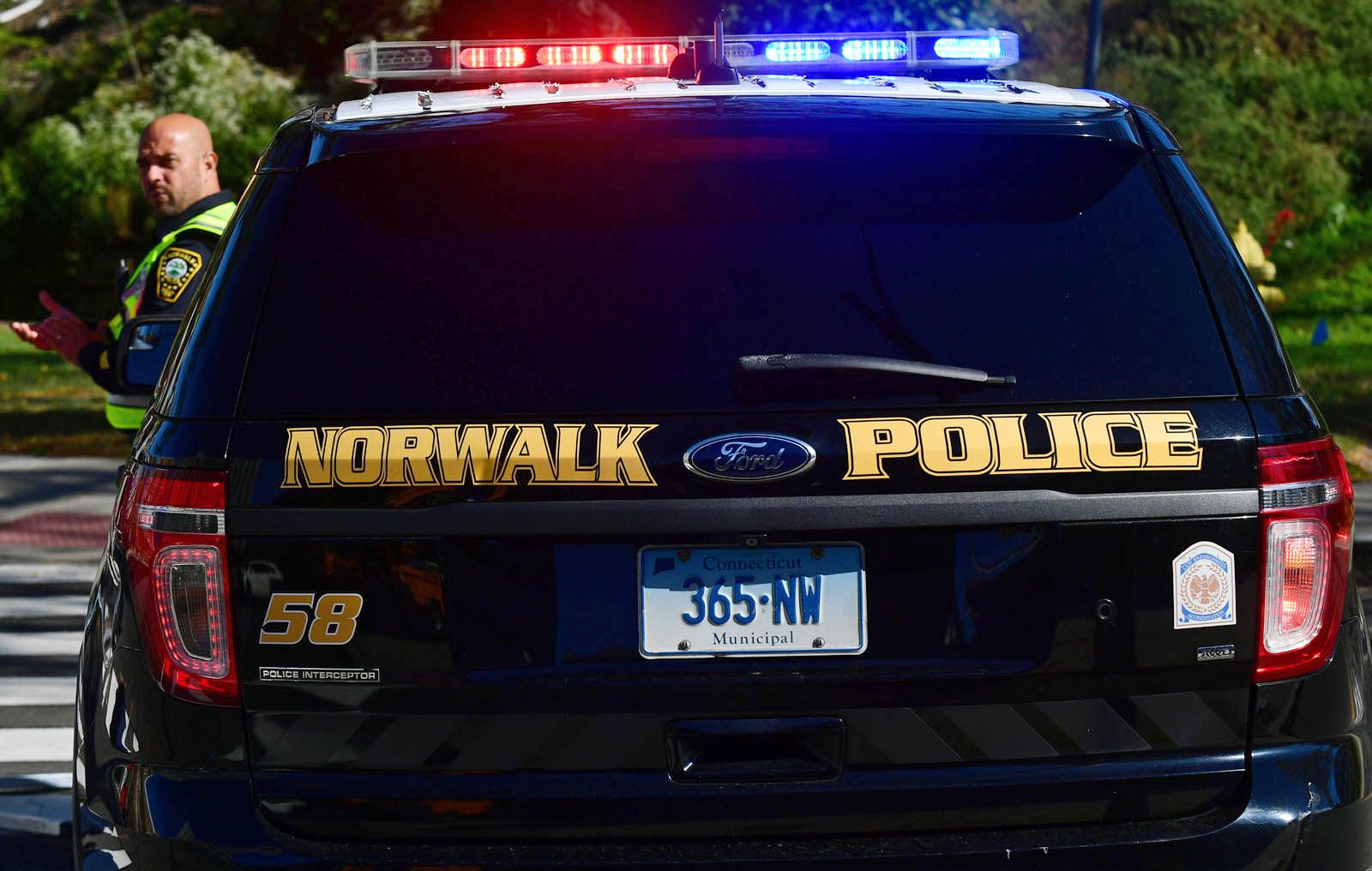 Police: Bridgeport man accused of stabbing in Norwalk bar fight while kids were left in car - Vimarsana News
