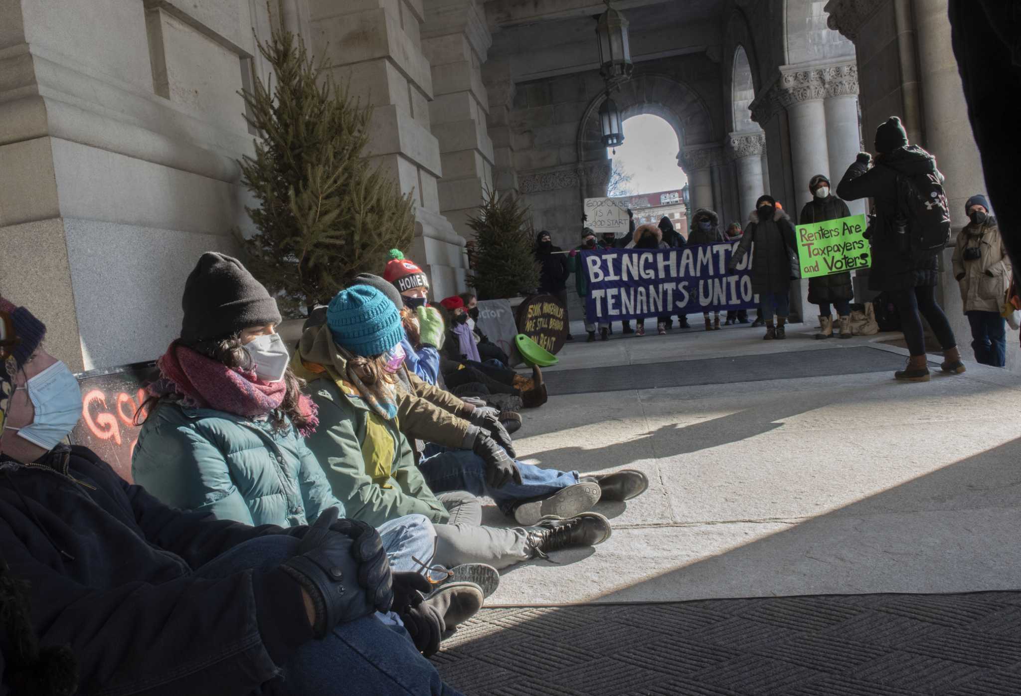 Thousands face unknown and New York eviction moratorium ends - Vimarsana News