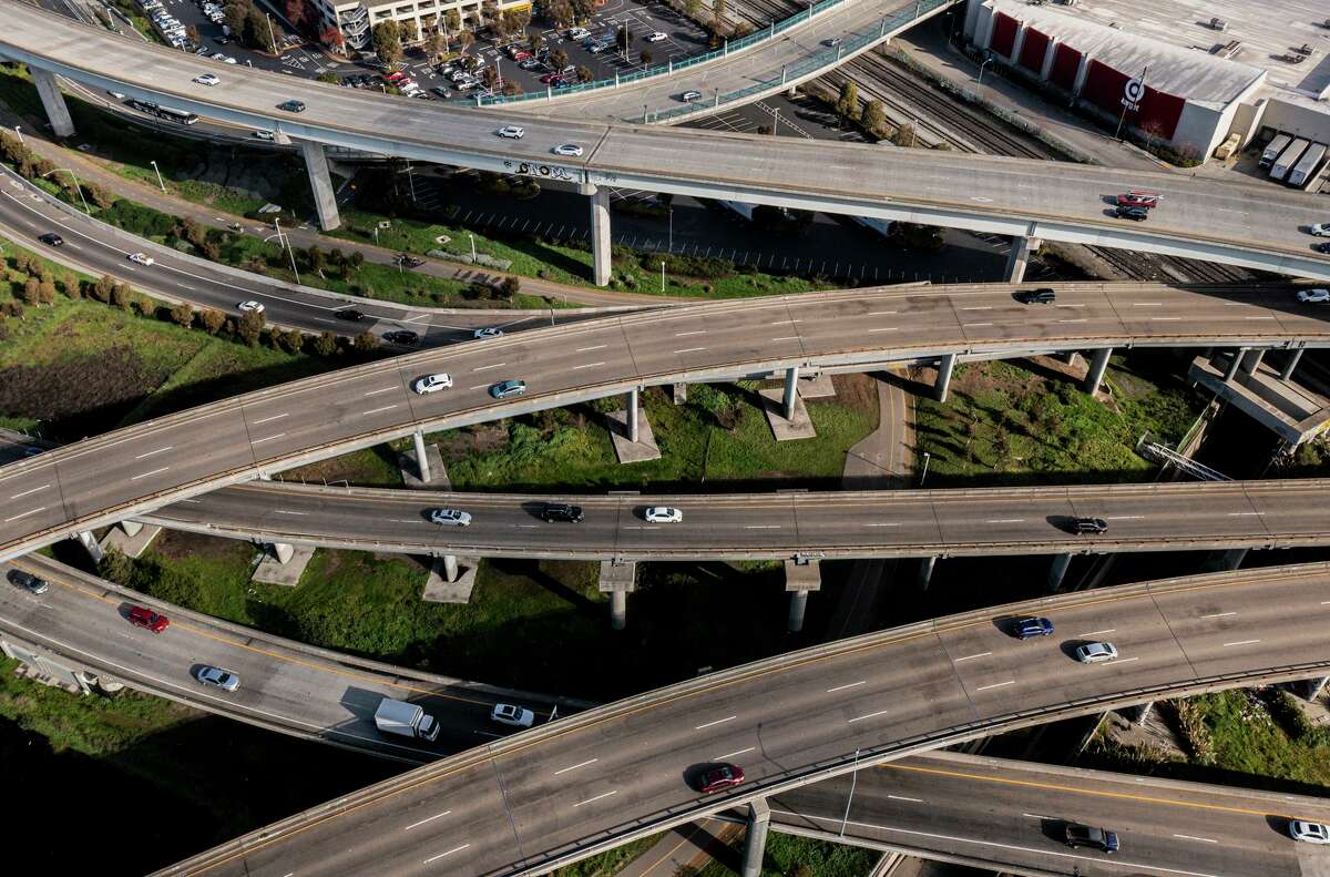 麦克阿瑟迷宫特征三个主要高速公路的路口,都是竞争与最近的枪击事件。