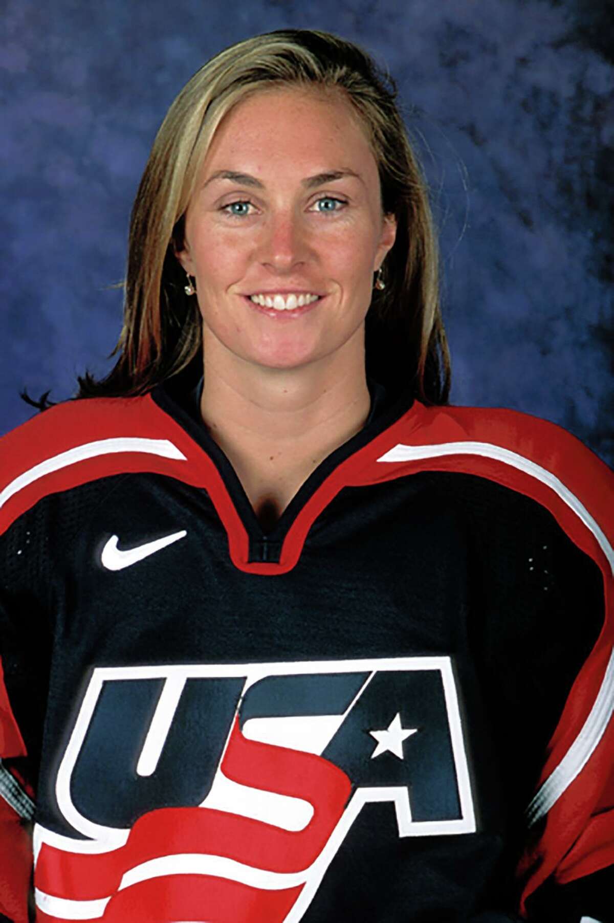 AJ Mleczko, an Olympic gold medalist in women's ice hockey and commentator for ESPN, MSG and NBC, will be presented with the New Canaan Country School's Amluni Award in 2022.