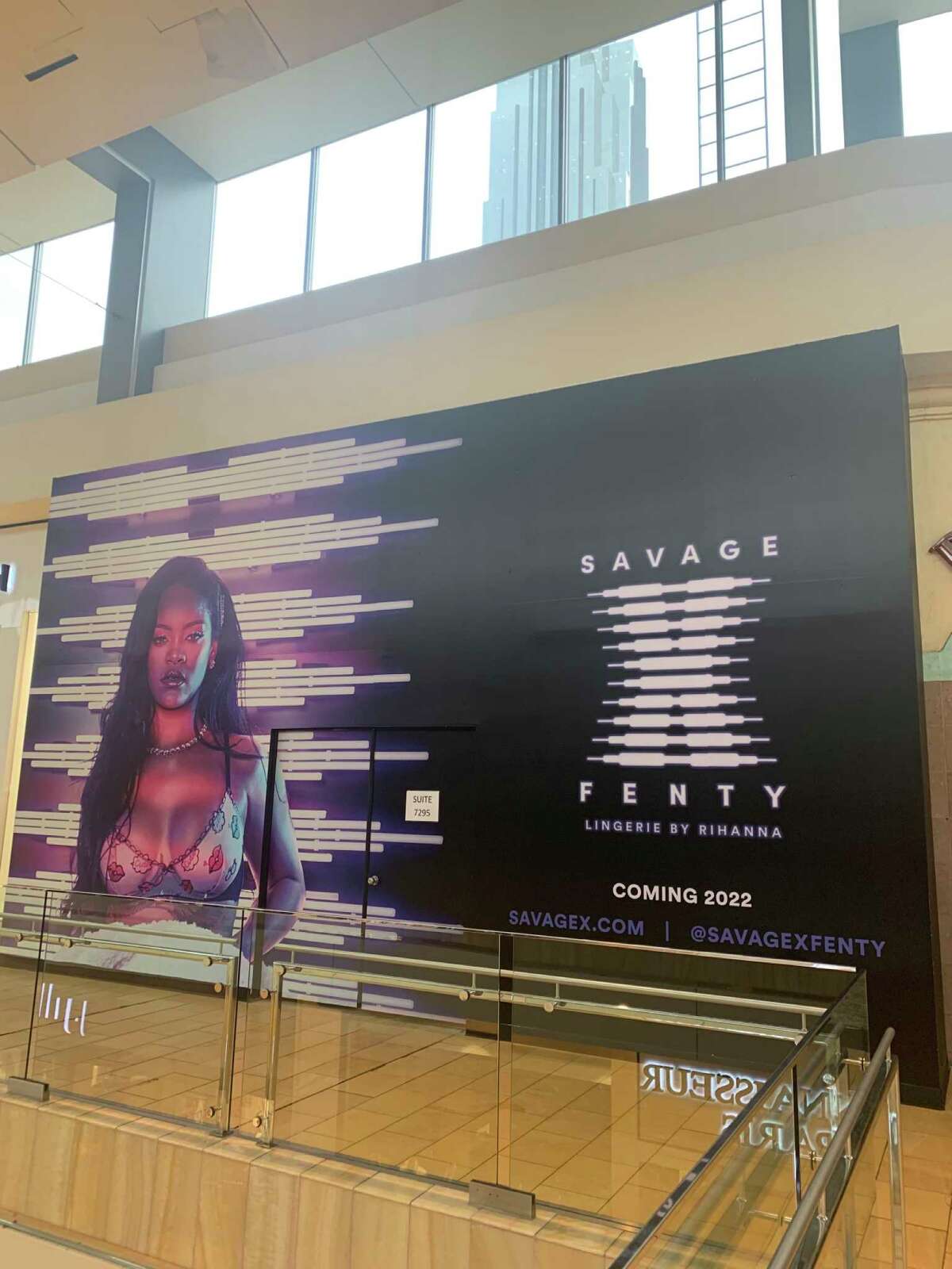 Rihanna ouvre un magasin de brique et de mortier SavageXFenty dans la Houston Galleria, un centre commercial Simon, au niveau 2 près de Nordstrom.