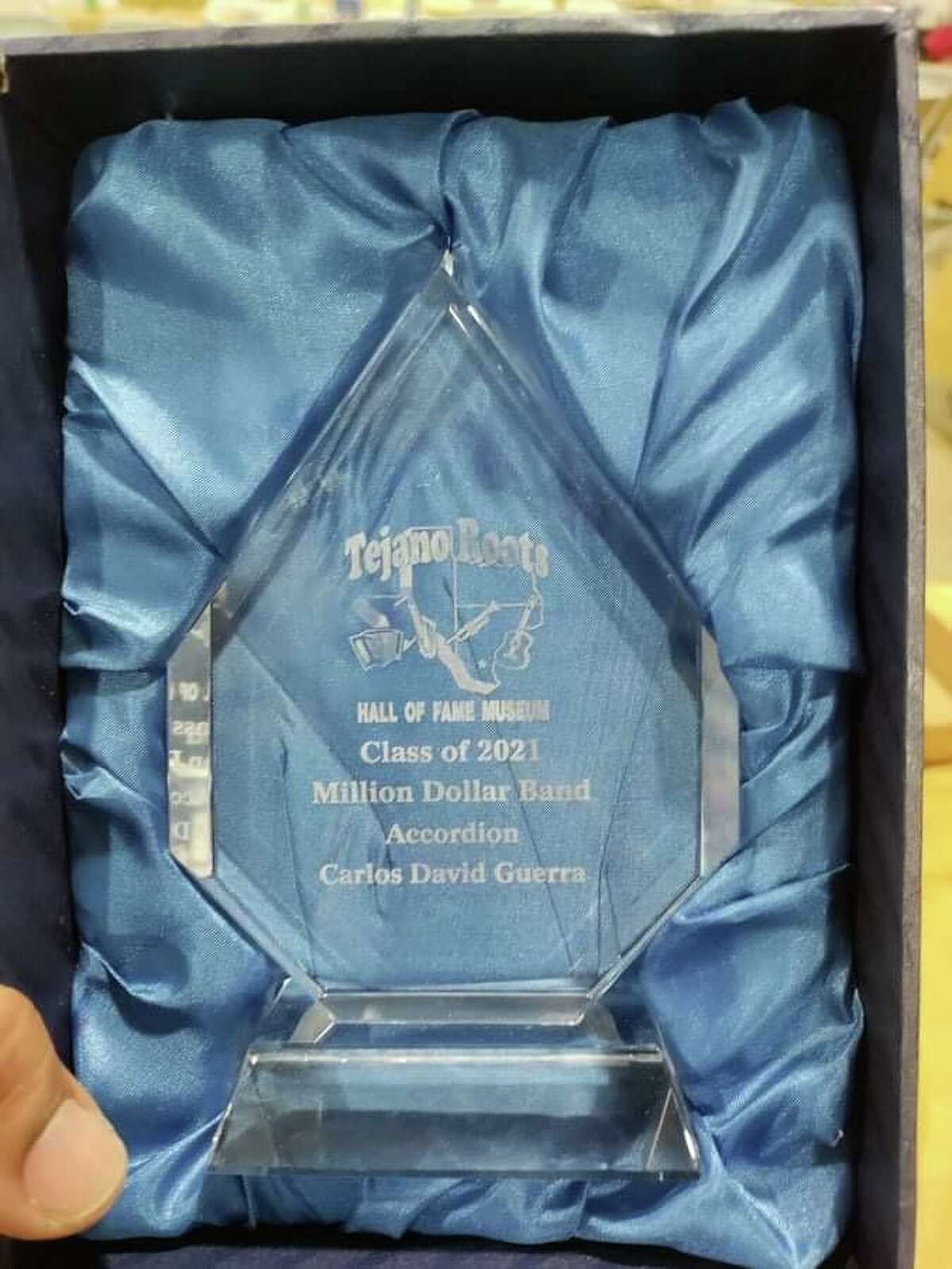 Una placa de cristal reconoce a Carlos David Guerra como miembro de Tejano Roots Hall of Fame Museum 2021 en la categoría de acordeonista.