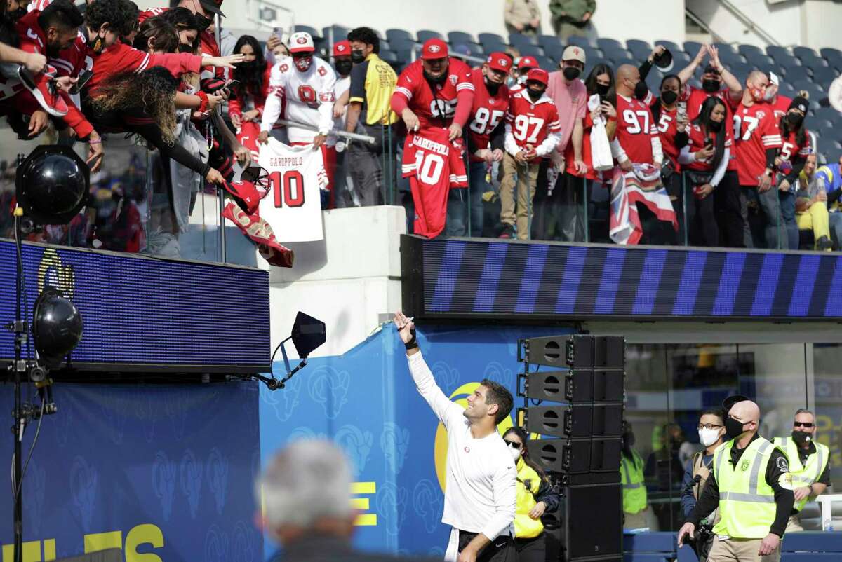 QB Jimmy Garoppolo waves to 49ers fans at SoFi Stadium in Inglewood (Los Angeles County) before Sunday’s regular-season finale against the Rams.