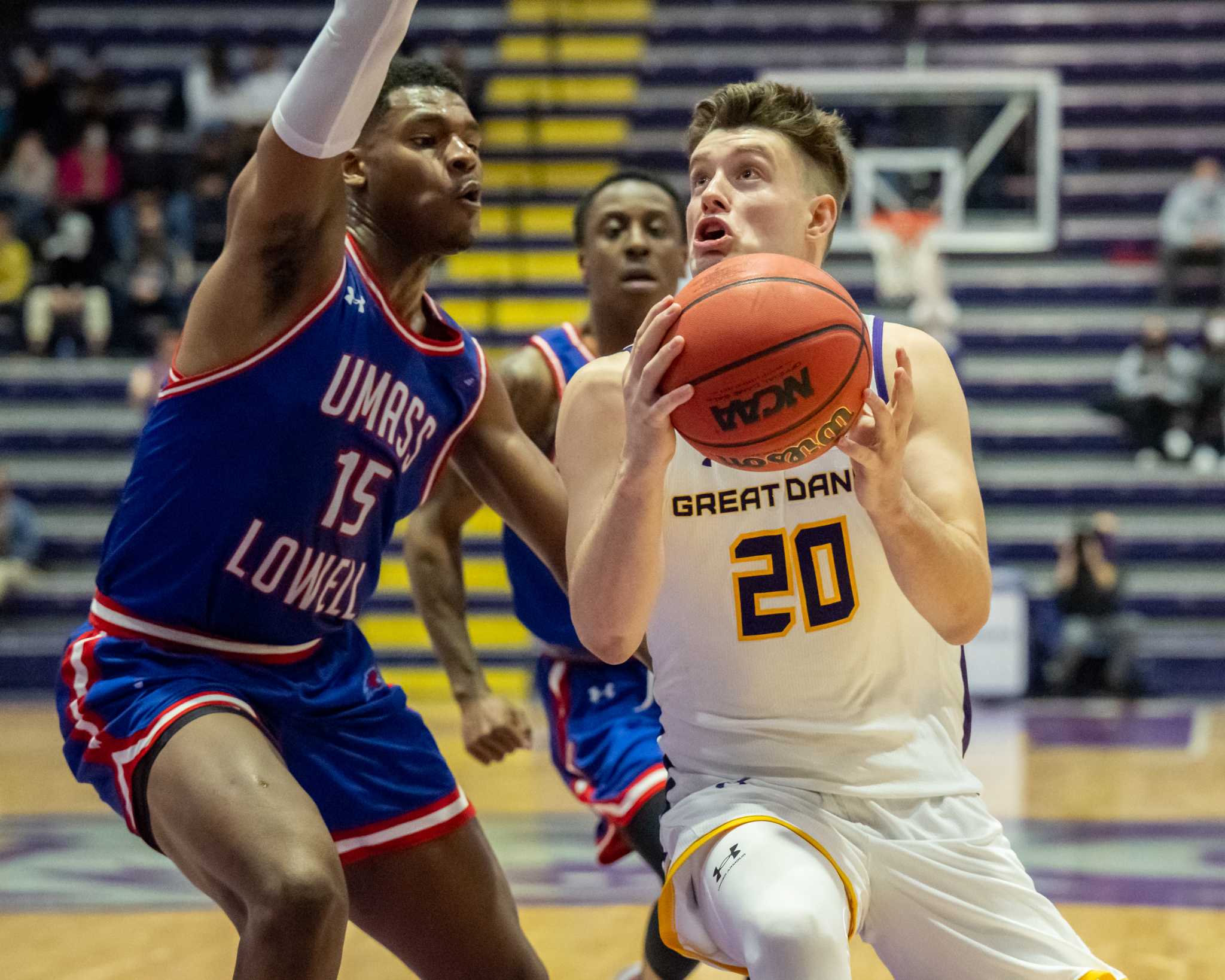 Balanced offense helps Stony Brook men's basketball pull away from