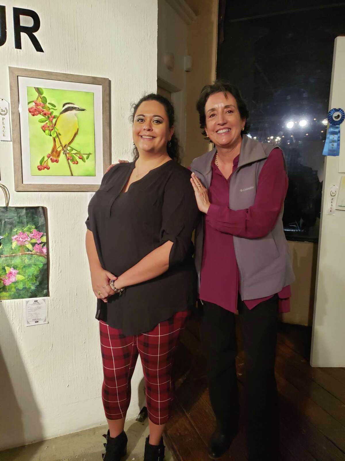 Melissa Rendón y Maru Alexander Portillo posn para una fotografía con la obra ganadora de Melissa Rendón en febrero de 2020.