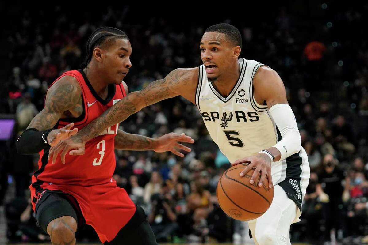 Spurs guard Dejounte Murray (5) had a season-high 32 points, but Kevin Porter Jr. scored 12 of his 18 points in the fourth quarter to push the Rockets past the Spurs on Wednesday night in San Antonio.