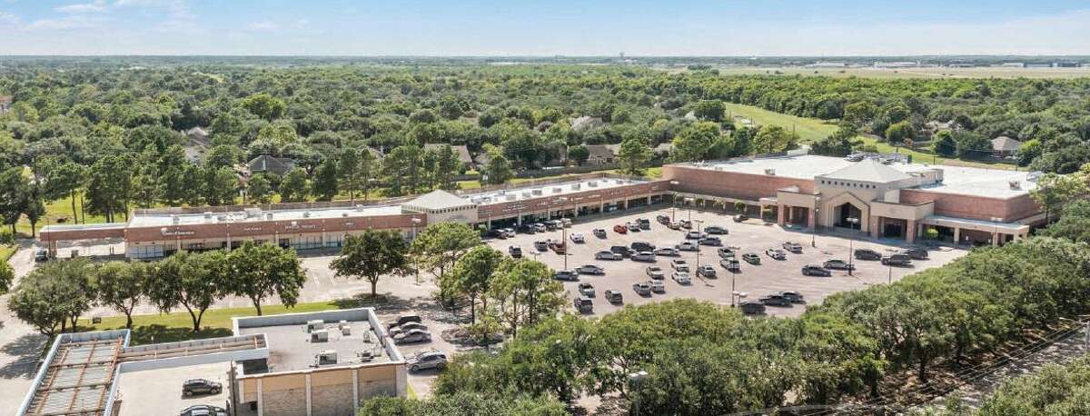 Partners Capital acquired the Bay Pointe Shopping Center at 2323 Clear Lake City Blvd. The vacant Randalls grocery store presents an opportunity for redevelopment.