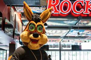 The Spurs Coyote is 'Rock'ing his 2022 resolution