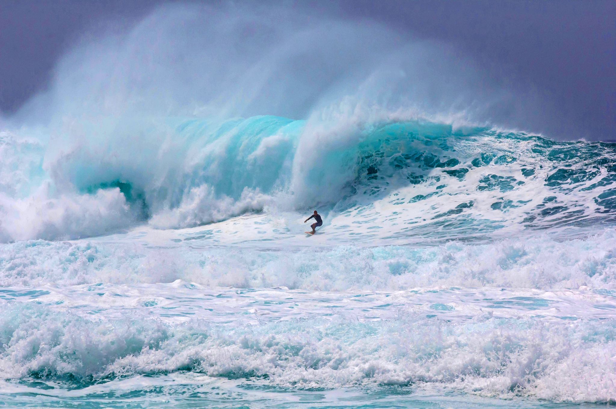 Lifeguard Scolds Tourists For Trying To Surf Banzai Pipeline