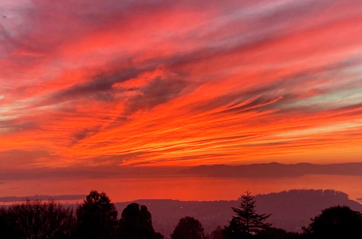 周四，旧金山湾的夕阳西下，色彩斑斓。