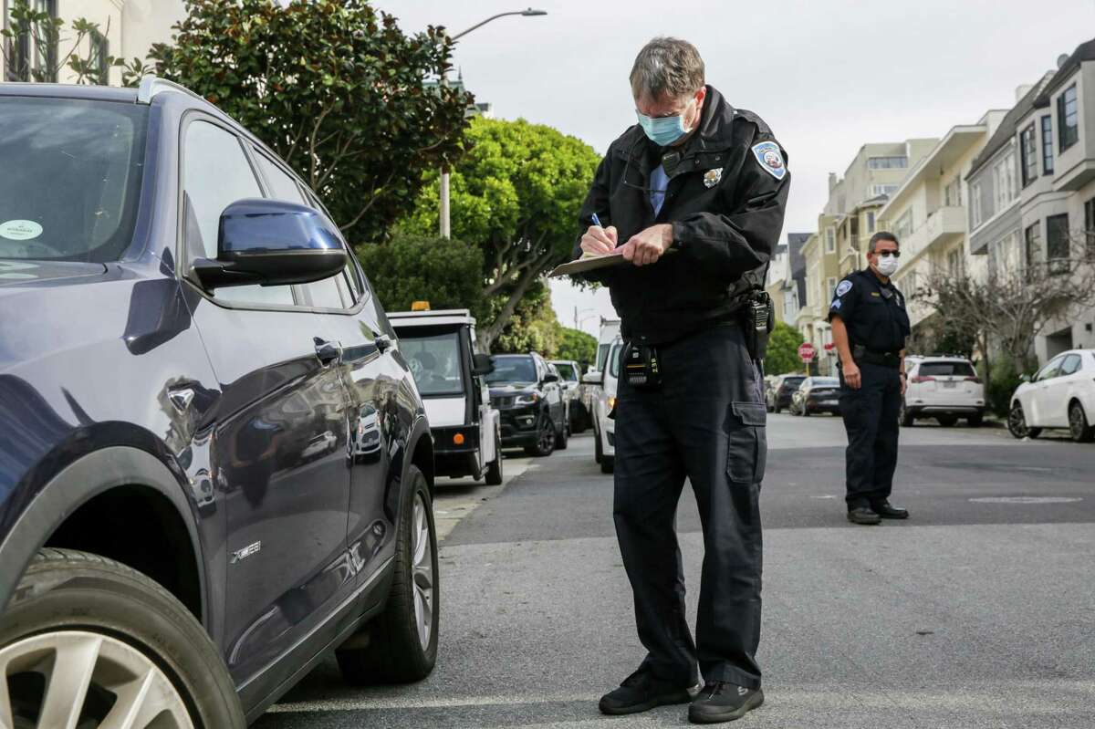 停车管制员丹·瑞安(Dan Ryan)引用了一辆非法停在旧金山一户人家门前的汽车。