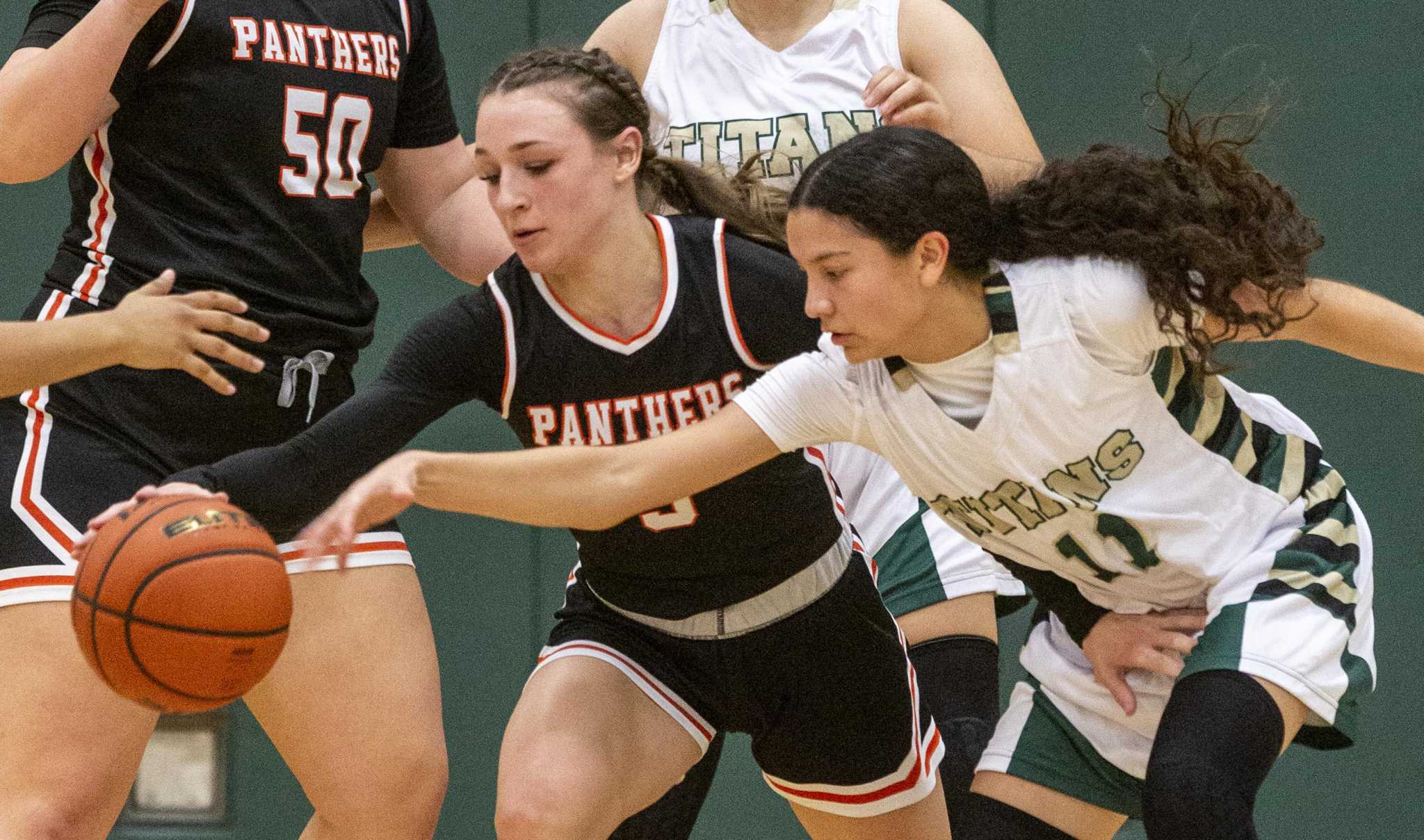 Medina Valley Continues Its Roll Through District 28 5A With Win Over 