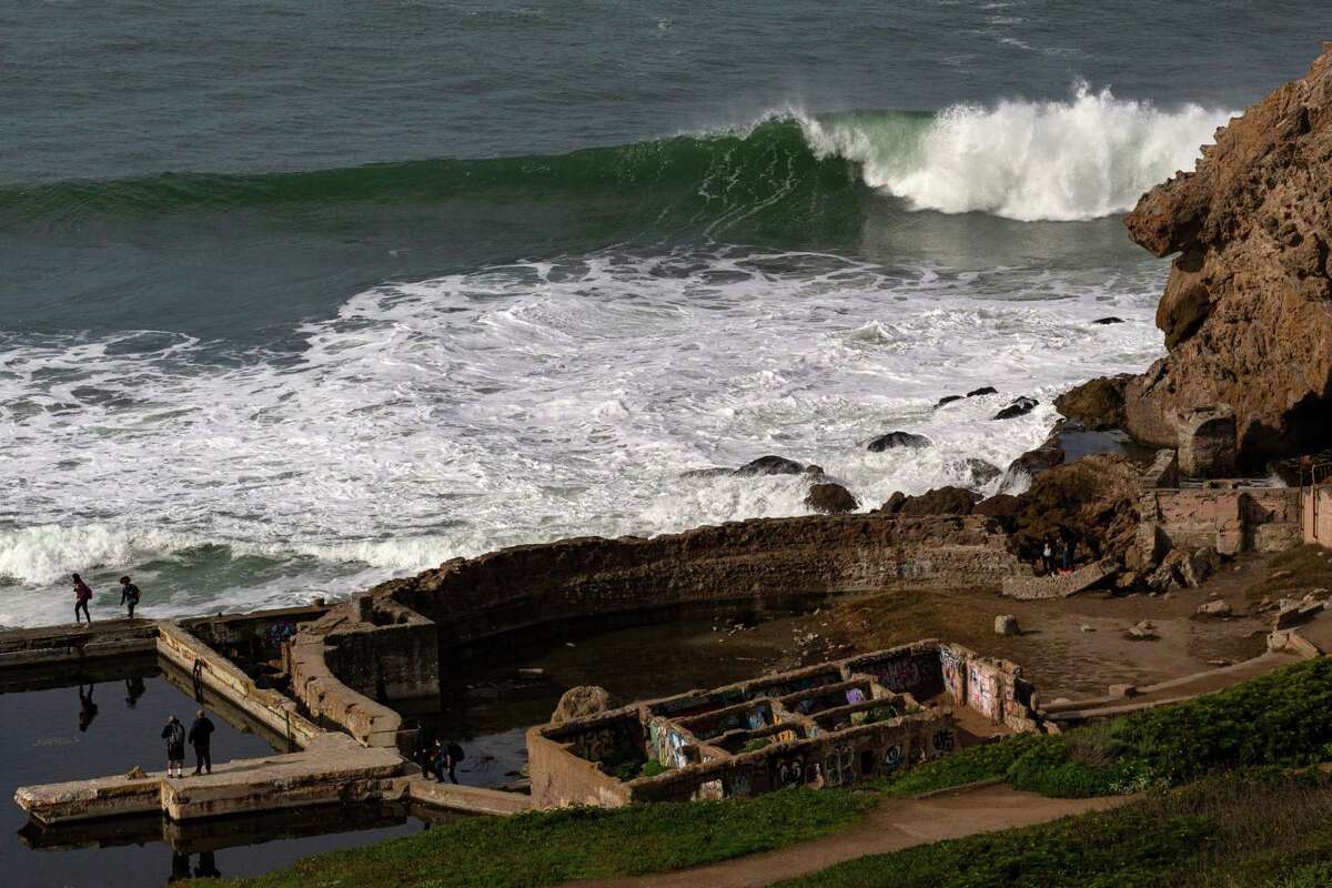 海啸期间，海浪在旧金山的苏特罗浴场遗址附近撞击。