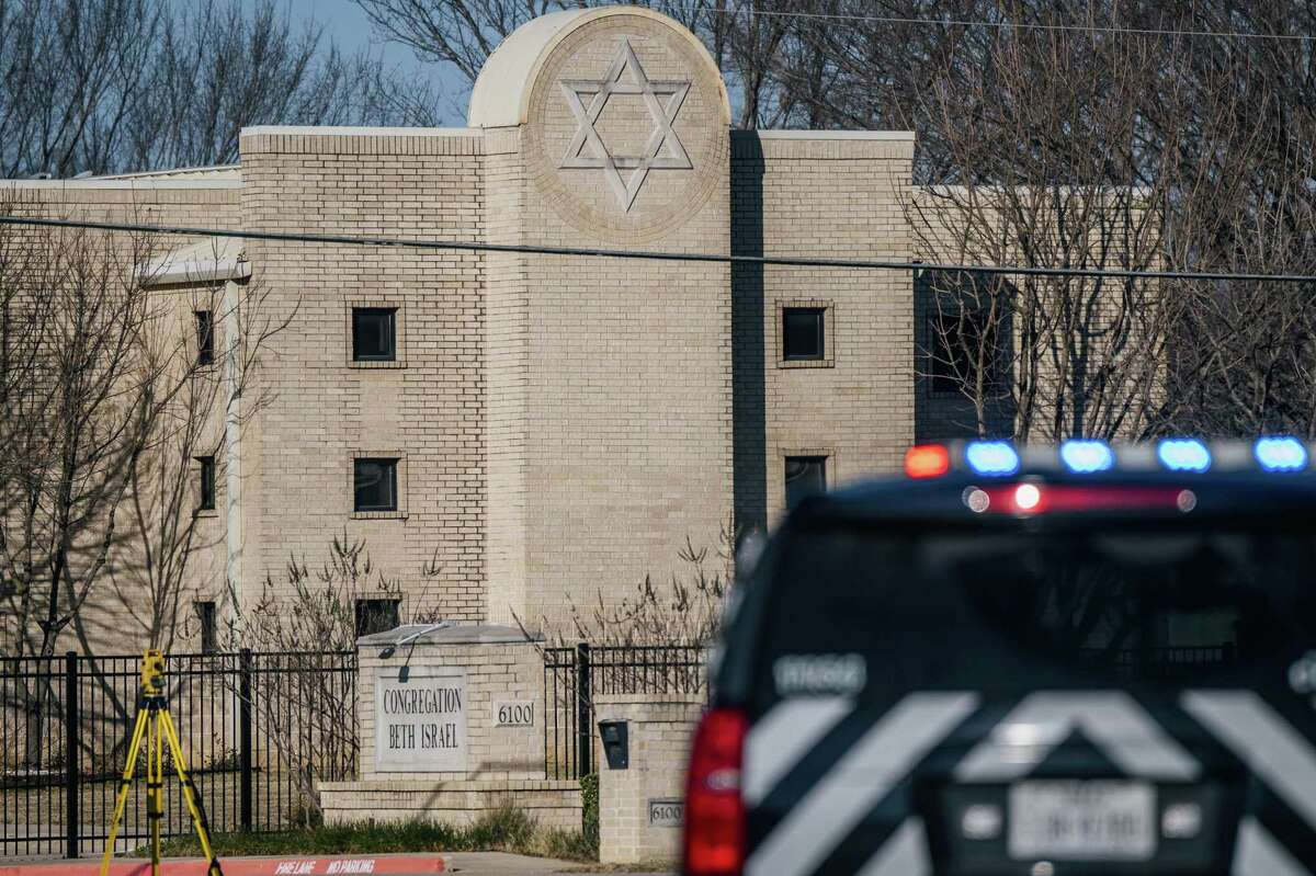 Una camioneta de la policía permanece estacionada afuera de la sinagoga Beth Israel, el domingo 16 de enero de 2022, en Colleyville, Texas. Un hombre mantuvo rehenes durante más de 10 horas el sábado dentro del templo.