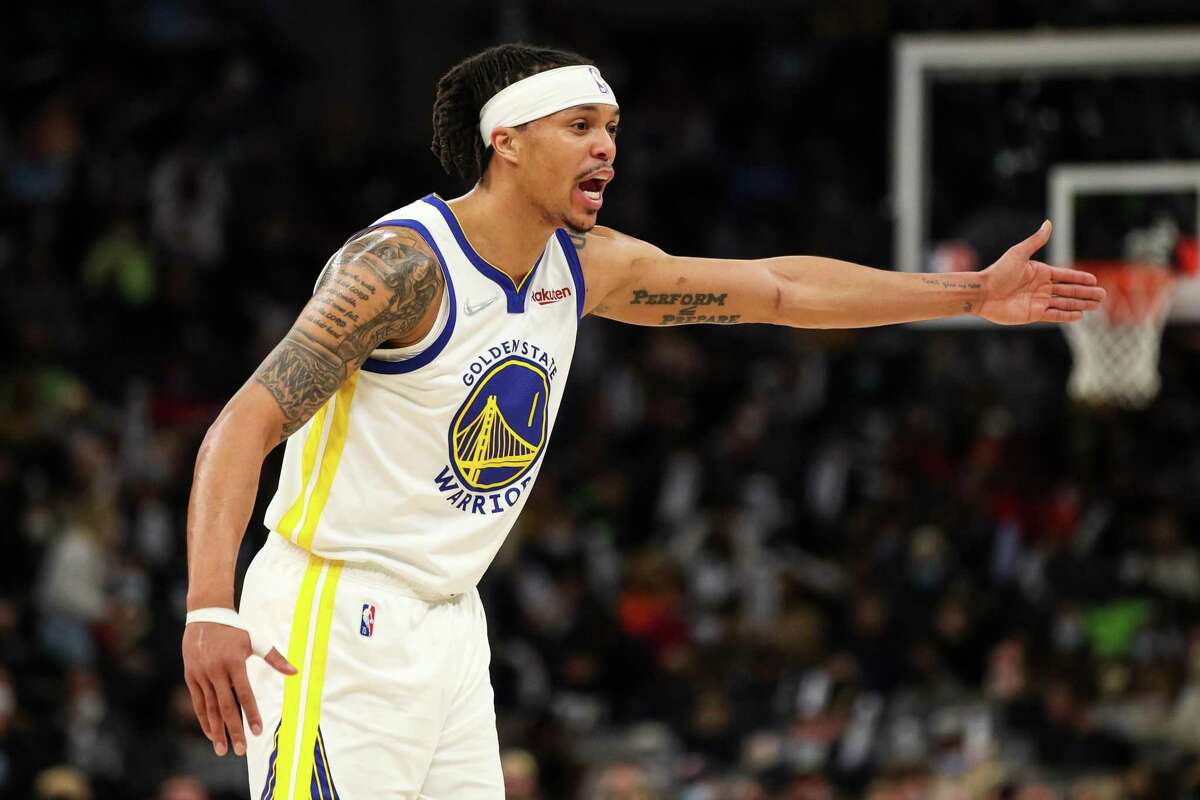 MINNEAPOLIS, MN - JANUARY 16: Damion Lee #1 of the Golden State Warriors reacts to a play on the court in the fourth quarter of the game against the Minnesota Timberwolves at Target Center on January 16, 2022 in Minneapolis, Minnesota. The Timberwolves defeated the Warriors 119-99. NOTE TO USER: User expressly acknowledges and agrees that, by downloading and or using this Photograph, user is consenting to the terms and conditions of the Getty Images License Agreement. (Photo by David Berding/Getty Images)