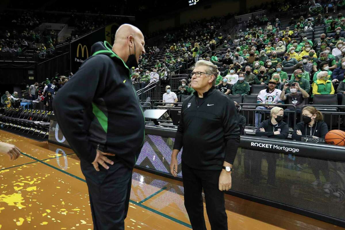UConn coach Geno Auriemma, right, talks with Oregon coach Kelly Graves on Monday.