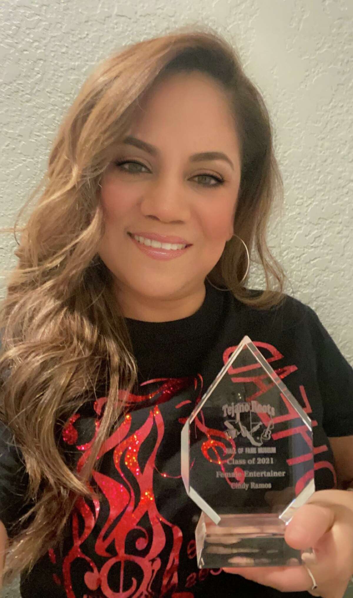 Cindy Ramos, posa para una fotografía con el premio que la reconoce como parte del Tejano Roots Hall of Fame.