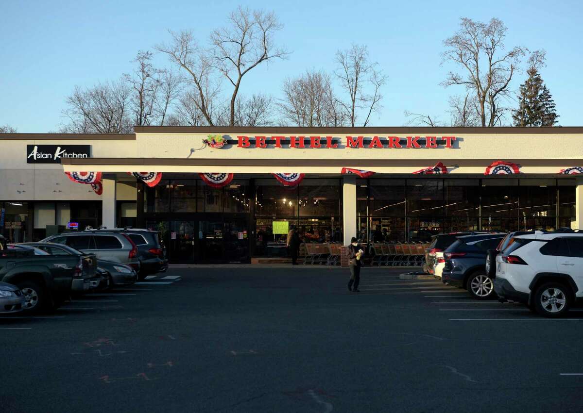 New La Placita grocery store opens in Bethel