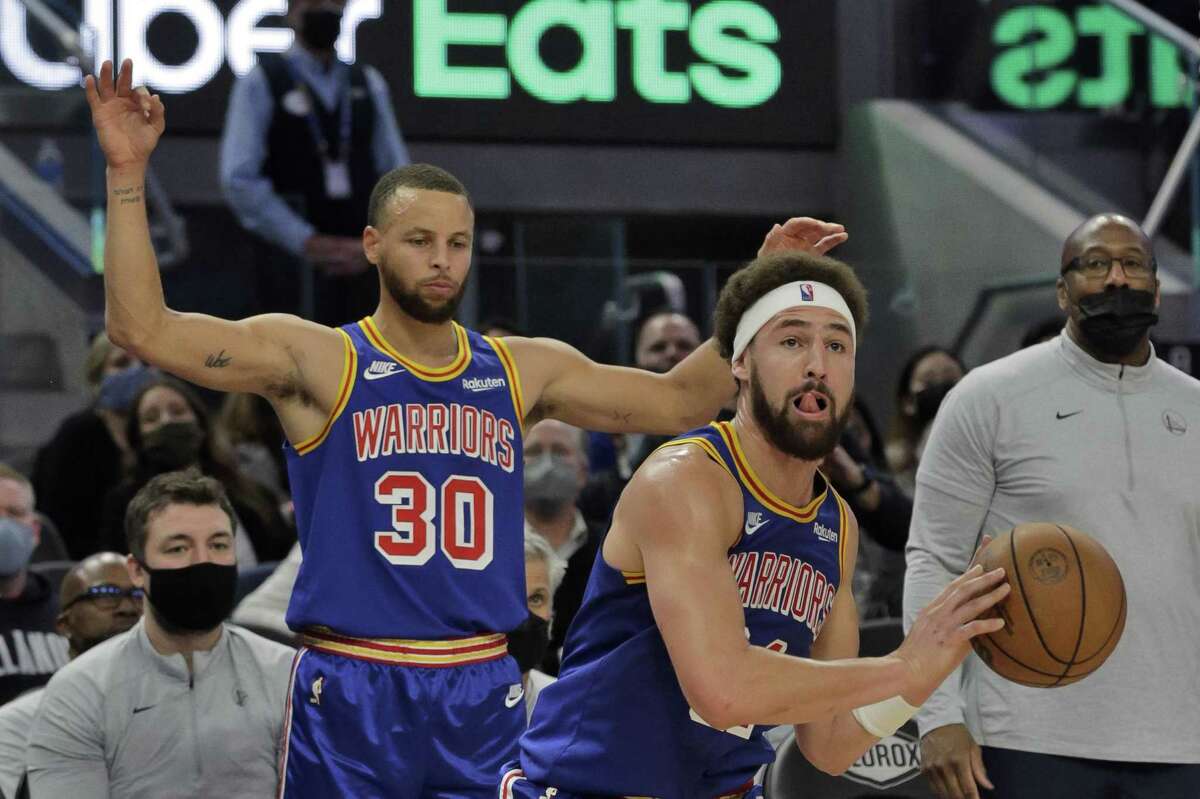 Klay Thompson (11) sets himself before he shoots a three pointer late in the first half as the Golden State Warriors played the Detroit Pistons at Chase Center in San Francisco, Calif., on Tuesday, January 18, 2022.
