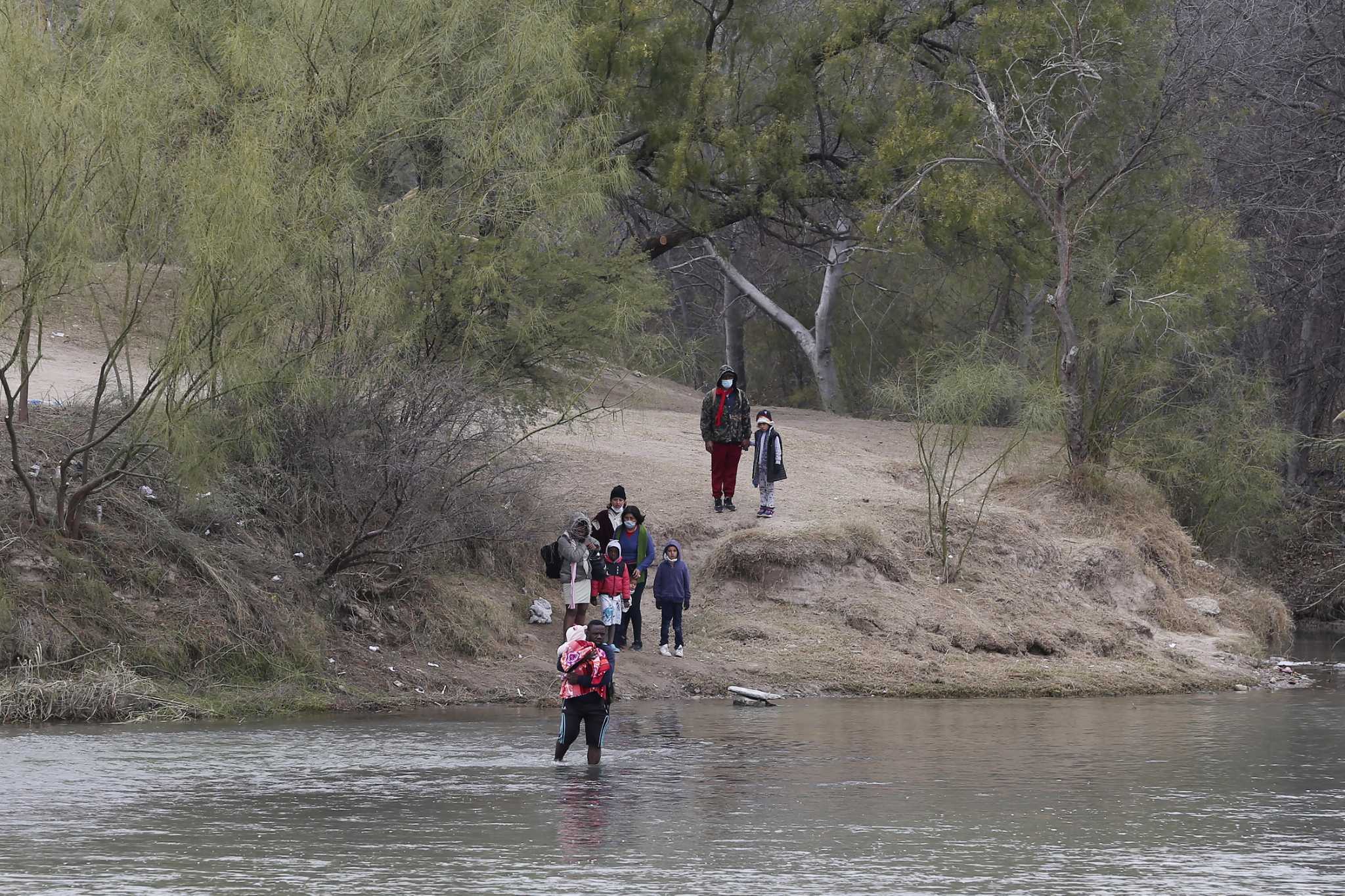 How Gov. Abbott's border crackdown is backfiring, giving more migrants a clearer path to the U.S. - Vimarsana News